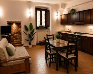 a living room with a table and a kitchen at Appartamento Quintavalle - Centro Assisi in Assisi