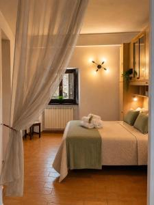a bedroom with a bed with towels on it at Appartamento Quintavalle - Centro Assisi in Assisi