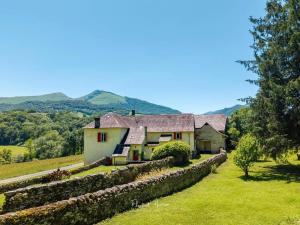 a house in a field with a stone fence at Chez Jeanne, superbe corps de ferme, vue imprenable in Issor