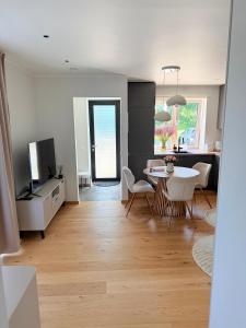 a kitchen and living room with a table and chairs at Liiva apartement Kärdla in Kärdla