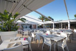En restaurant eller et andet spisested på Numanablu Island - Family & Sport Resort 4 stelle