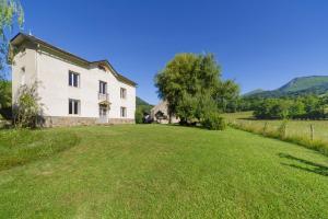 an old house on a hill with a large yard at Chez Sylvain in Issor