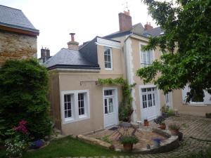 a house with a courtyard in front of it at Chambres d'hôtes Le Clos d'Hauteville in Le Mans