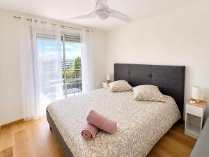 a bedroom with a large bed with a large window at "LE PANORAMIQUE" en plein centre in Port-de-Bouc