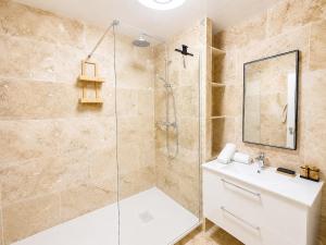 a bathroom with a shower and a sink at "LE PANORAMIQUE" en plein centre in Port-de-Bouc +8 photos