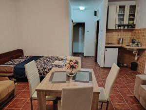 a dining room with a table and a kitchen at Apartmani Medo in Risan