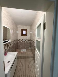 a bathroom with a tub and a sink at Kır Home in Çaykara