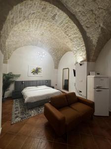 ein Schlafzimmer mit einem Bett und einer Couch in der Unterkunft Residence Sciara Sciat in Foggia