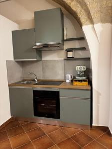eine kleine Küche mit Spüle und Herd in der Unterkunft Residence Sciara Sciat in Foggia