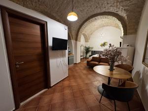 ein Wohnzimmer mit einer Holztür und einem Tisch in der Unterkunft Residence Sciara Sciat in Foggia