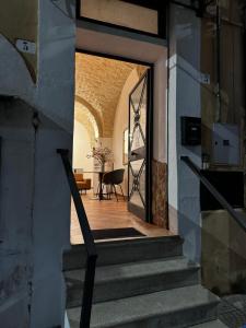 ein Eingang zu einem Gebäude mit Tür und Treppe in der Unterkunft Residence Sciara Sciat in Foggia