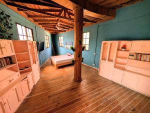 a room with a bed and two open shelves at El europeo in Santo Domingo