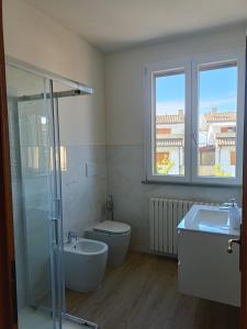 a bathroom with a shower and a toilet and a sink at B&B Rita in Due Maestà