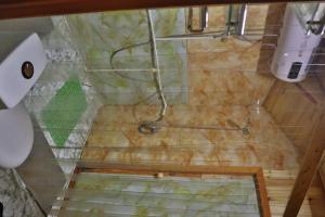 ein Badezimmer mit Glasboden in der Unterkunft Argali hotel in Bügat