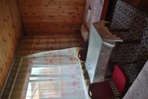 Innenansicht eines Zimmers mit Bett und Fenster in der Unterkunft Argali hotel in Bügat + 41 Fotos