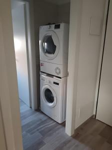 a washing machine and a dryer in a room at La Maison de Roland in Pescara