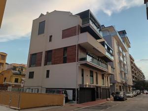 a building on the side of a street at La Maison de Roland in Pescara