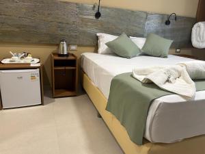 ein Schlafzimmer mit zwei Betten und einem Tisch mit Waschbecken in der Unterkunft Hotel Mosqoy in Belén