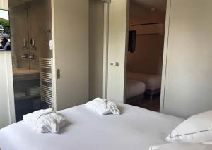 เตียงในห้องที่ Best Western Plus Hotel & SPA Le Schoenenbourg