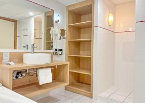 ห้องน้ำของ Best Western Plus Hotel & SPA Le Schoenenbourg +62 ภาพ
