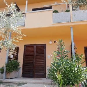 a house with a door and some plants at La Perla sul Trasimeno in San Feliciano