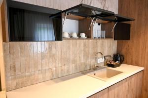 eine Küchenarbeitsplatte mit Spüle und Mikrowelle in der Unterkunft Hotel Unca in Jajce + 81 Fotos