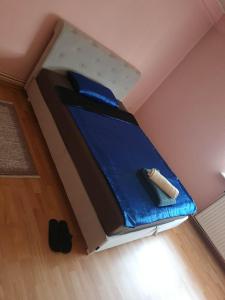 a bed in the corner of a room at Apartman Bistrivoda 2 in Vogošća