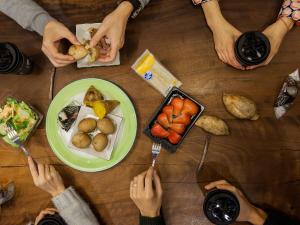 الطعام في مكان المبيت والإفطار أو بالجوار