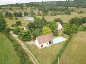 an overhead view of a house and a swimming pool at Bergerie - piscine privée in Cadrieu +4 photos