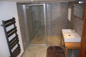 a bathroom with a shower and a sink at Le Jardin Aux Lilas in Cadrieu +8 photos