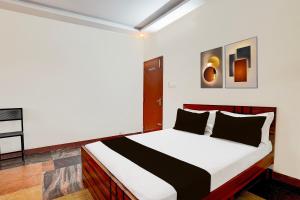 a bedroom with a bed in a room at SPOT ON Sj Comforts Boarding And Lodging in Jigani