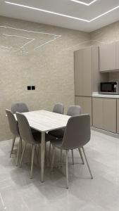 a table and chairs in a room with a kitchen at شقة سحاب ابها in Abha +26 photos