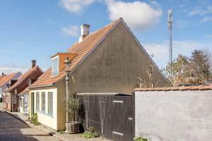 a small house with a gate and a fence at AE330-Aeroskobing-Ostergade-8 in Ærøskøbing
