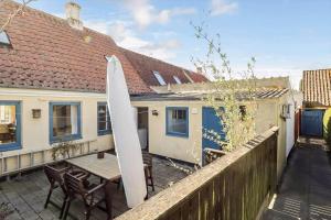 a surfboard sitting on top of a balcony with a house at AE330-Aeroskobing-Ostergade-8 in Ærøskøbing