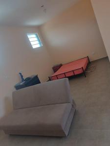 a living room with a couch and a table at Casa com piscina e vista in São Pedro +20 photos