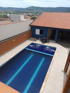 a swimming pool on the roof of a house at Casa com piscina e vista in São Pedro