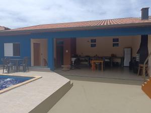 a house with a patio and a swimming pool at Casa com piscina e vista in São Pedro
