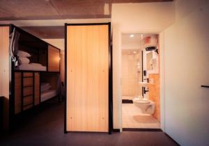 O baie la Young Learning Hotel +81 fotografii