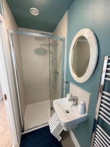 ein Badezimmer mit Dusche, Waschbecken und Spiegel in der Unterkunft Double Ensuite Room, Bray in Bray