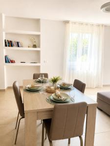 a dining room with a table with chairs and a dining room at Oasi Lake Iseo in Solto Collina