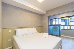 a bedroom with two beds and a window at Prime Exalt Ibirapuera in São Paulo