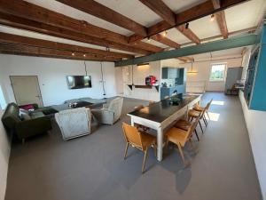 a kitchen and living room with a table and chairs at Loft zum alten Kraftwerk in Herzogenburg
