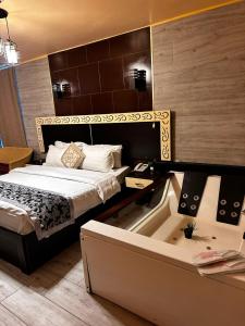 a hotel room with a bed and a bath tub at AL NAHAR AL KHALEd in Aqaba