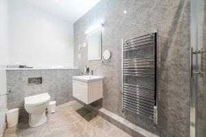 a bathroom with a toilet and a sink and a shower at Cotswolds Apartment 3 Sleeps 9 in Chipping Norton +56 photos