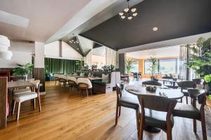 a restaurant with tables and chairs in a room at Cotswolds Apartment 3 Sleeps 9 in Chipping Norton