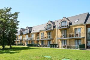 an apartment building with a lawn in front of it at Cotswolds Apartment 3 Sleeps 9 in Chipping Norton