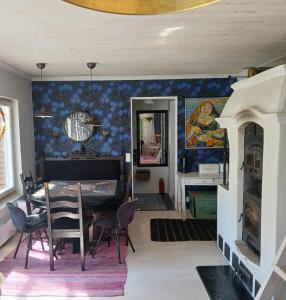 a dining room with a table and chairs at Suvela in Muurame