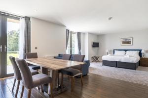 a living room with a dining room table and a bed at Cotswolds Apartment 1, sleeps 4 in Chipping Norton