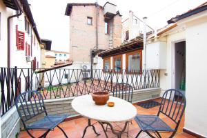 patio ze stołem i krzesłami na balkonie w obiekcie Riverside Apartment in Florence we Florencji