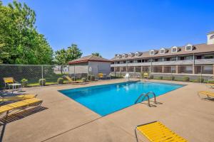 a swimming pool in front of a building at Red Roof Inn & Suites Marysville in Marysville